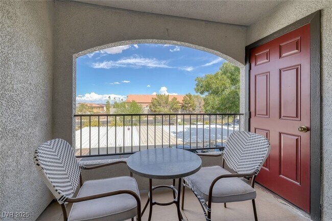 Building Photo - 950 Seven Hills Dr