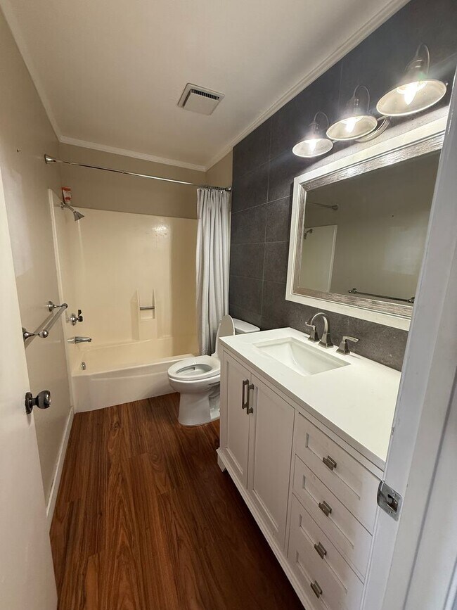 Building Photo - Single story 3 bed, 2 bath pool home