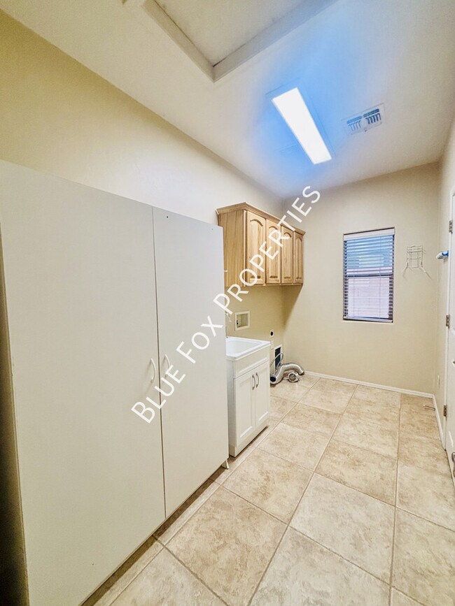 Building Photo - 11678 N Red Creek Pl