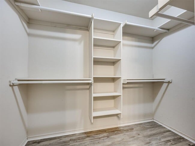 Building Photo - 609 E Linden Ln