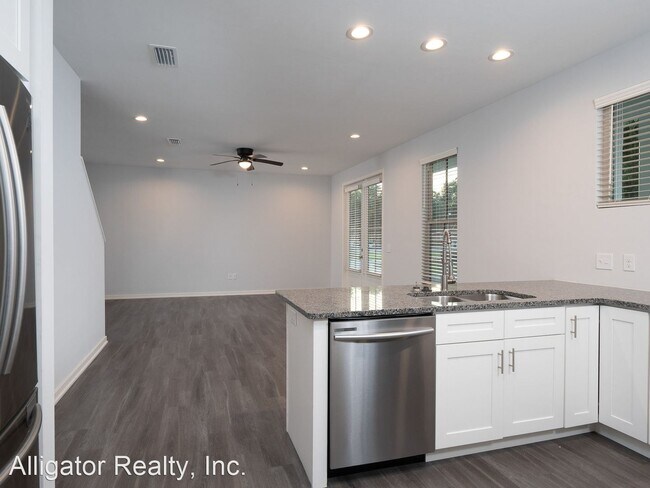 Building Photo - 4 br, 4 bath House - 608 SW 5th Terrace
