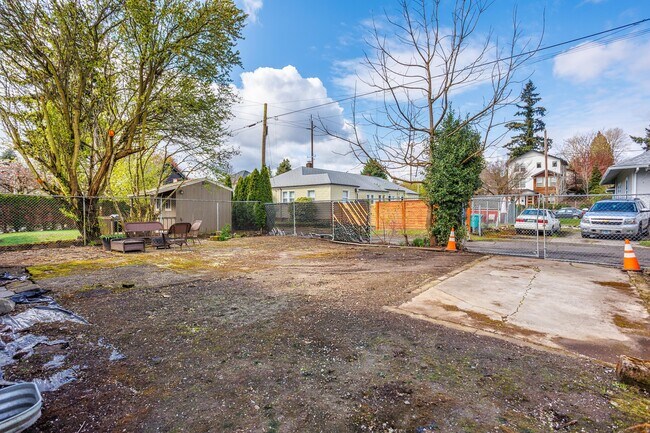 Building Photo - 4313 N Kerby Ave