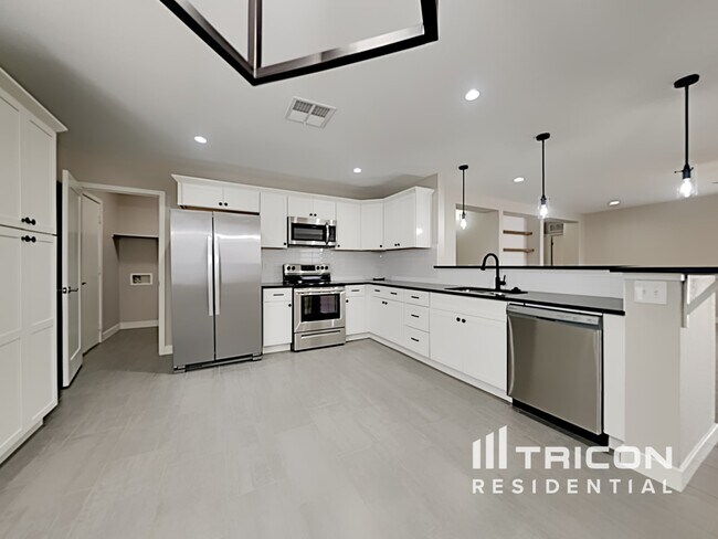 Building Photo - 11514 W Larkspur Rd