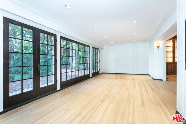 Building Photo - 806 N Alpine Dr