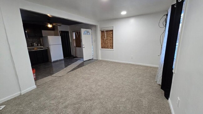 Building Photo - Cozy 2 Bedroom, 1 bath, Close to Neighborh...