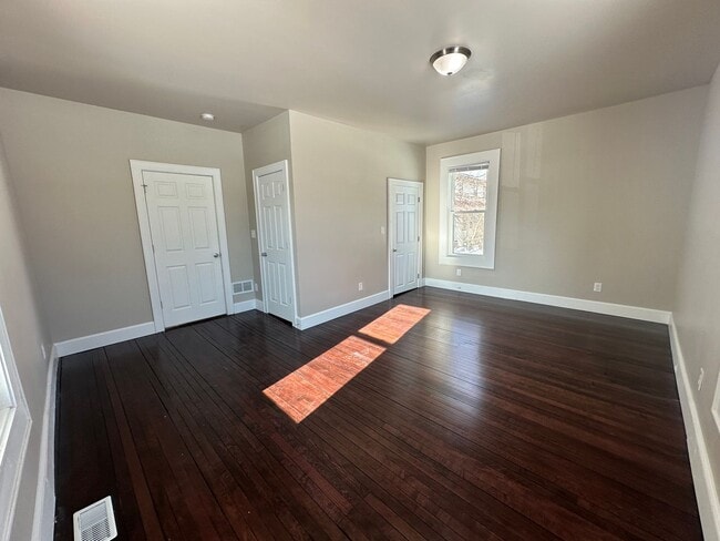 Building Photo - Large Open Concept 5BR/2BA Rent to Own Home