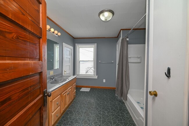 Building Photo - Large 4 Bedroom/2 Bath Home For Rent