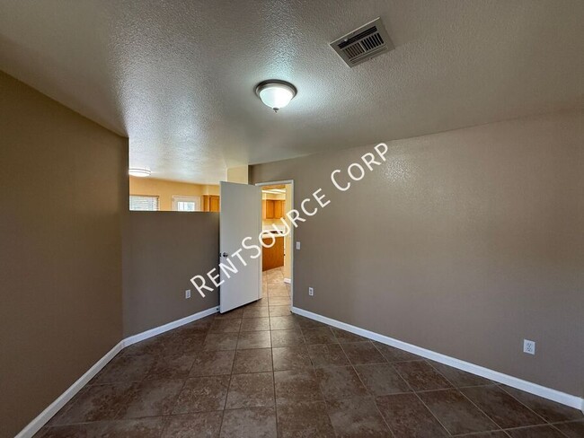 Building Photo - 1602 W Ave H-4