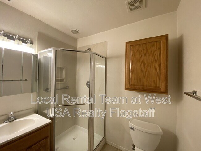 Building Photo - 3018 N Loma Vista Dr
