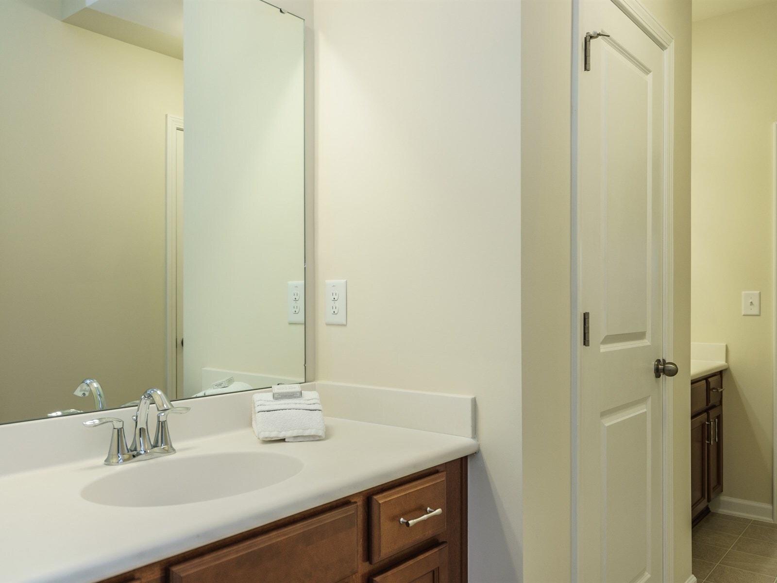 Jack & Jill Full Bathroom - 5447 Jessip St