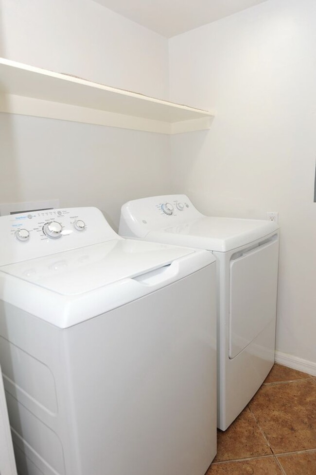 Building Photo - 3 Bedroom Townhouse - $2800/mo - ANNUAL RE...