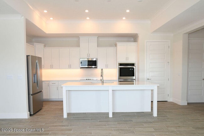 Building Photo - 657 Clearwater Ave