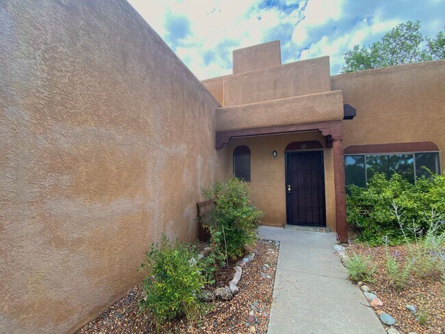 Building Photo - Spacious Home in Vista Primera