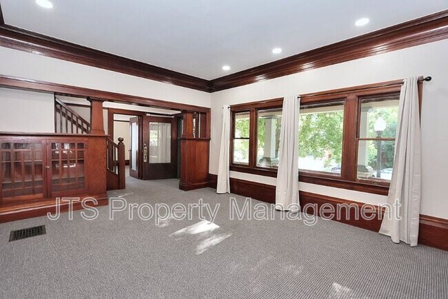 Building Photo - 1015 27th St