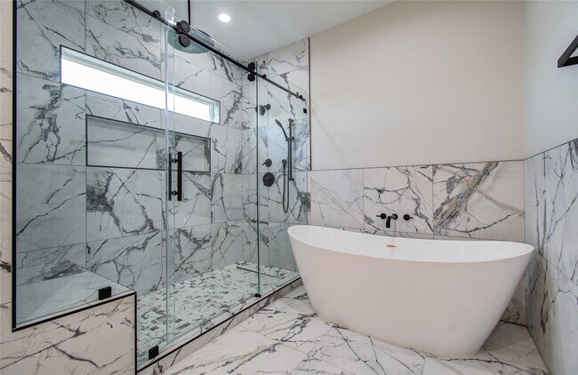 Building Photo - 837 S Victory Dr