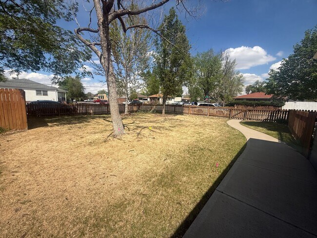 Building Photo - $0 DEPOSIT OPTION. CLASSIC CHARACTER MEETS COMFORT: 2-BED, 1-BATH IN AN INVITING TRIPLEX