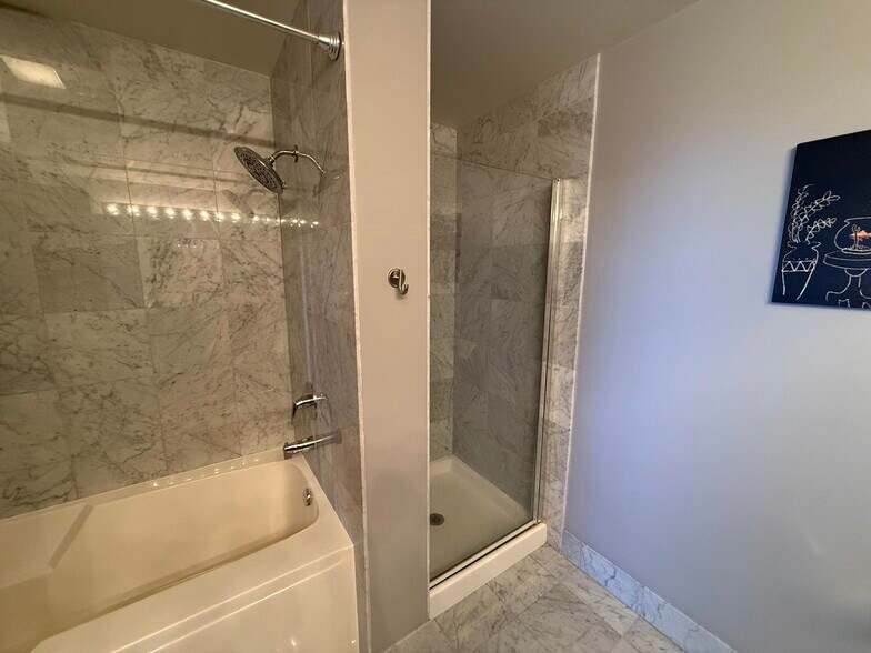 Primary Bathroom - 659 W Randolph St