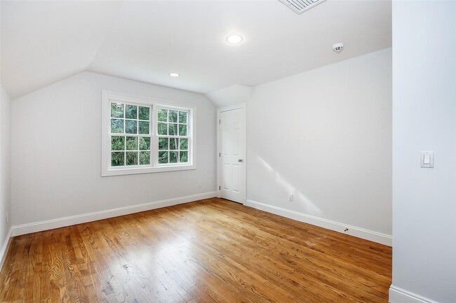 Building Photo - 34 Saxon Wood Rd