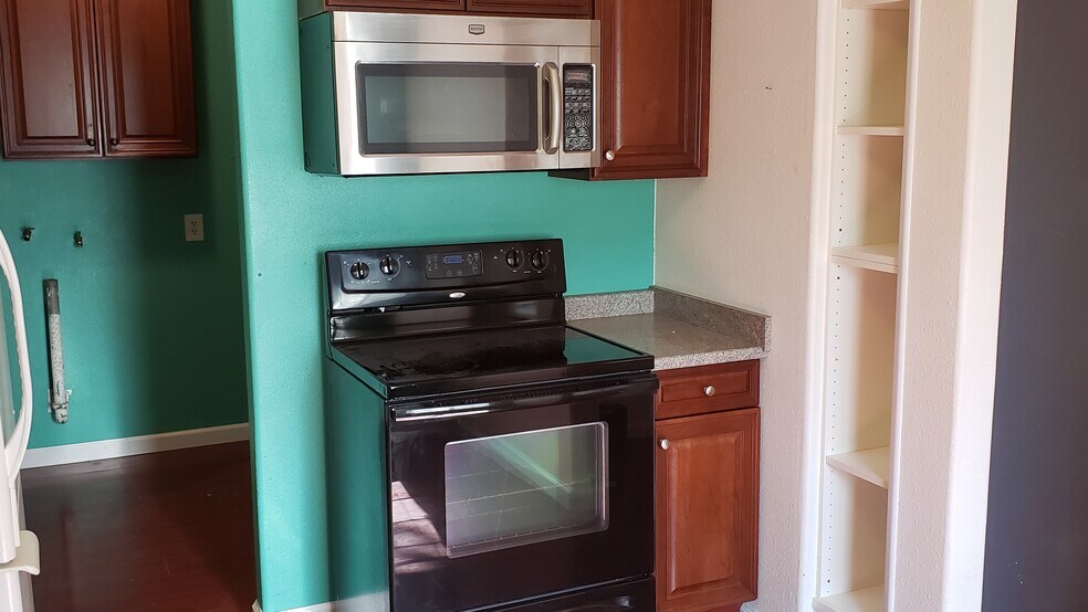 Kitchen - 2907 Plover St