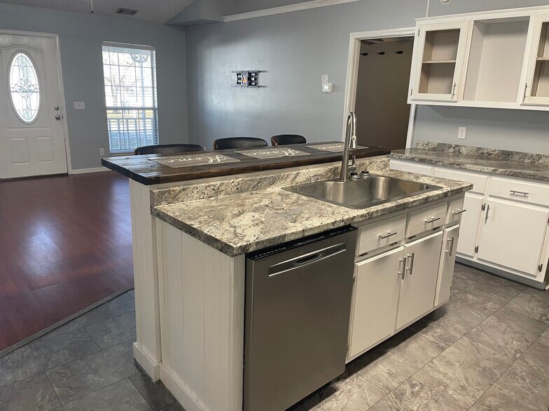 Building Photo - 301 E Cedar St