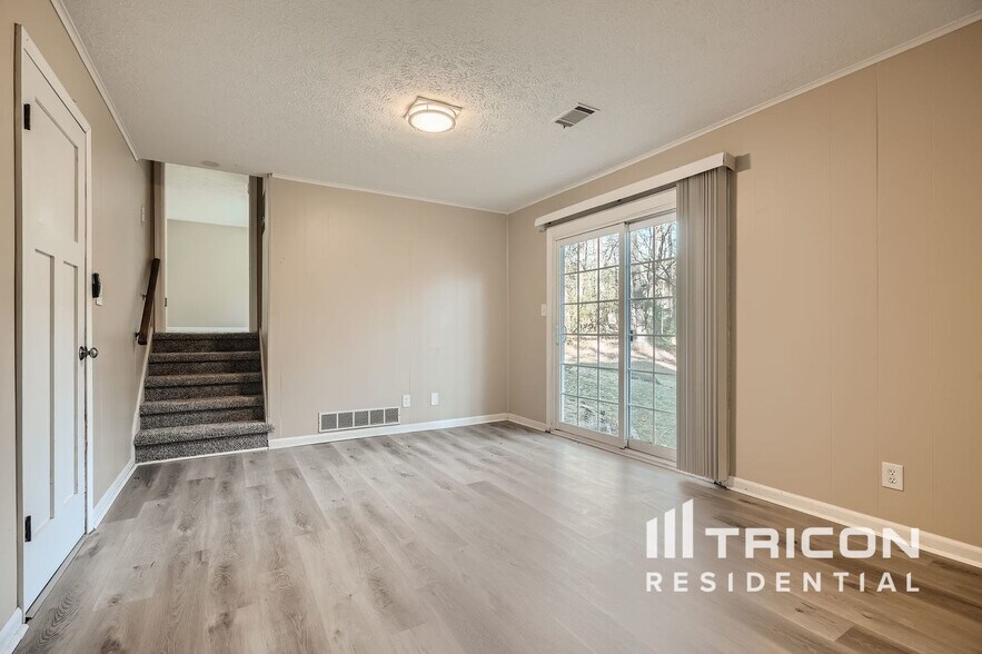 Building Photo - 155 Rock Garden Terrace N W