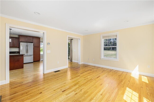 Building Photo - 20 Vanderbilt Ln