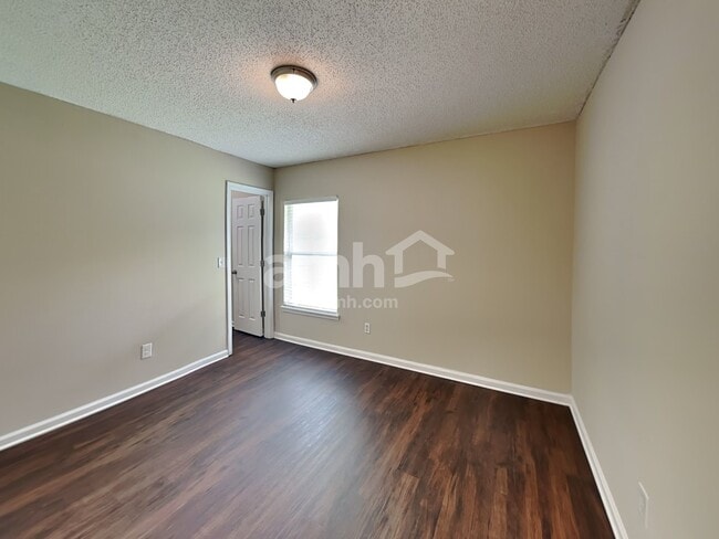 Building Photo - 8216 Leafcrest Dr