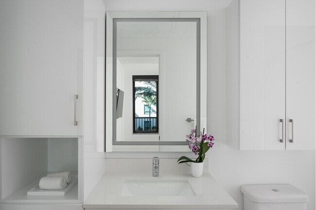 Building Photo - 695 S Olive Ave