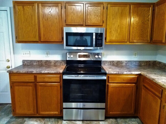 Building Photo - UPDATED & SPACIOUS 3 Bedroom 2 Bathroom home close to SHOPPING & FT BRAGG!!