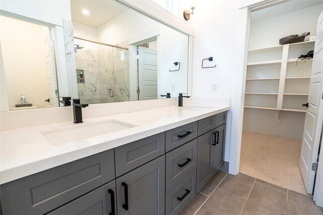 Building Photo - 2056 Johanna Dr