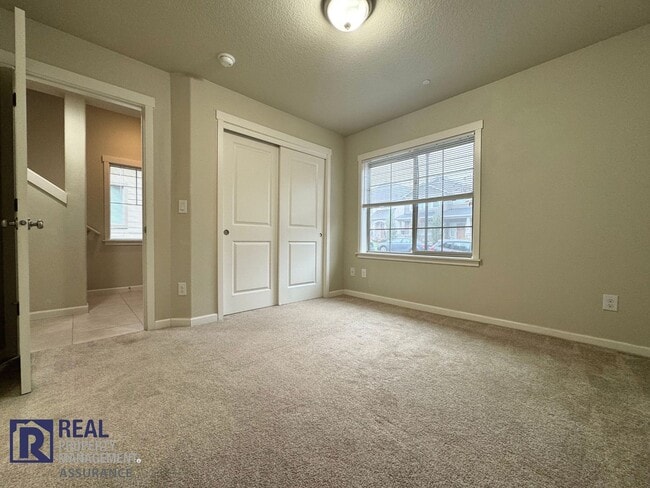 Building Photo - Spacious, well-designed Townhome in the River Terrace community!!