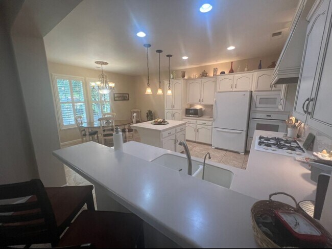 Building Photo - 3-bedroom, 2.5 bathroom home desirable Marquise Gated Community