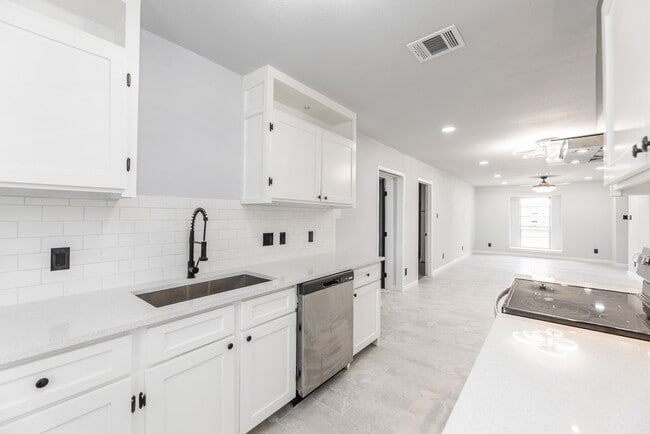 Building Photo - 1109 E Columbia Ln