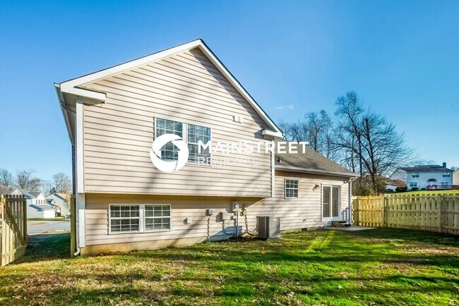 Building Photo - 4 Bedroom Pet-Friendly Home in Charlotte, NC with Main Street Renewal