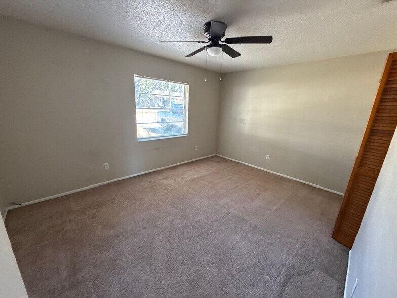 Building Photo - 2324 S Sandburg Pt
