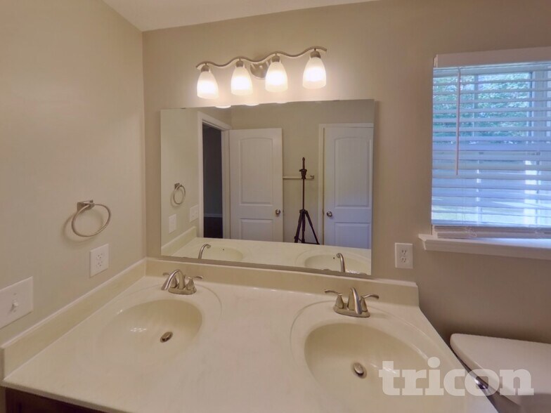 Building Photo - 605 Silverhill Dr