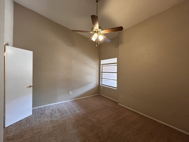 Building Photo - Cute 2\1 Duplex in Whisperwood