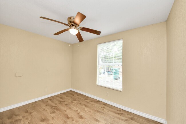 Building Photo - 706 Harris Ave