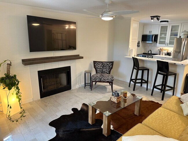 Building Photo - SEASONAL RENTAL - Downtown Sarasota Renova...