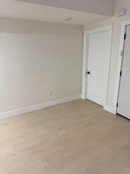 Building Photo - 466 Avon Ave