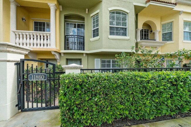 Building Photo - 11860 Valencia Gardens Ave