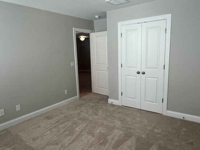 Building Photo - 3 Bedroom Townhouse in Washington Square!