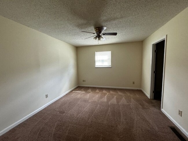 Building Photo - 2 Bedrooms 2 Bath duplex