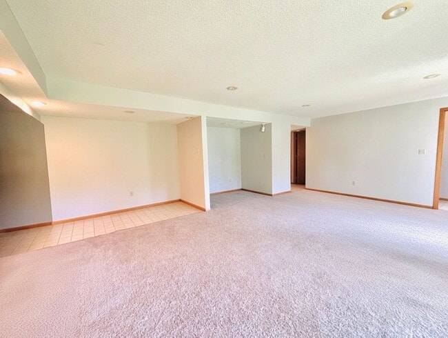 Building Photo - Entertainers dream in the heart of Eden Prairie! 3000+sf, updated, beautiful yard!!