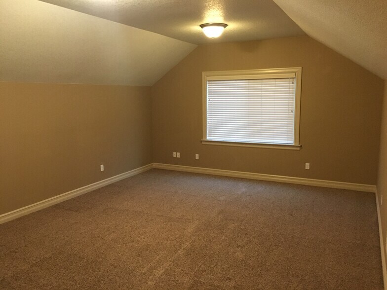 Building Photo - 2060 SW Kendra St