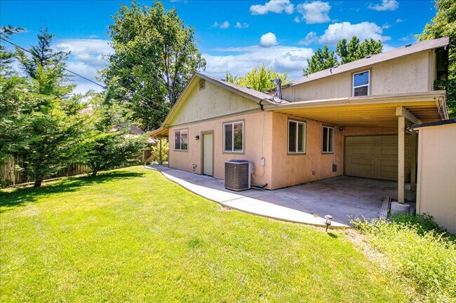 Building Photo - North End corner lot with garden and TONS ...