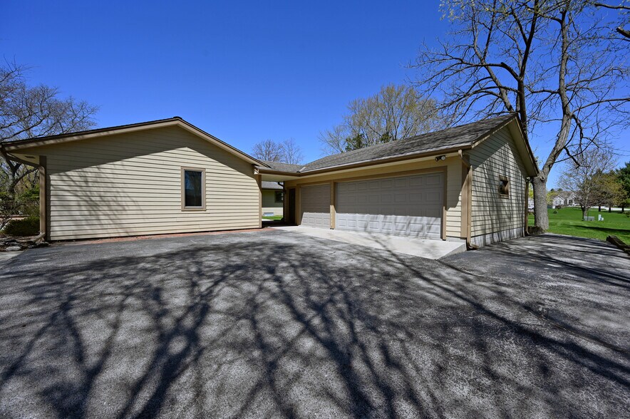 Building Photo - 202 Lac La Belle Dr