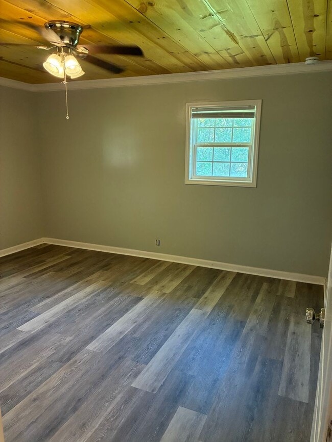 Building Photo - 3 Bed 2 Bath Brick Home Newly Renovated