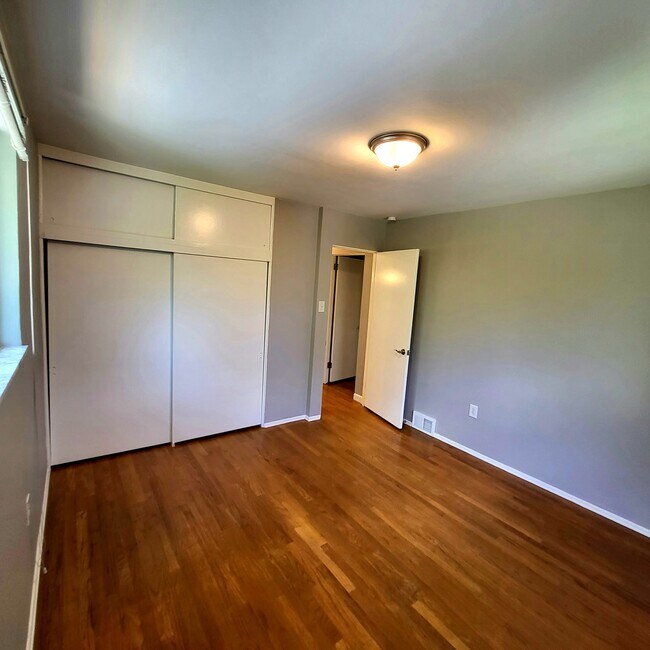 Building Photo - 549 Cumberland Rd