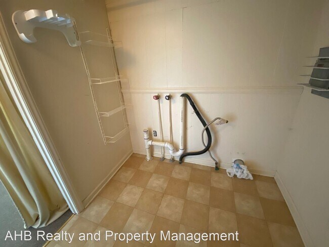 Building Photo - 3 br, 1.5 bath House - 407 Roma Rd.